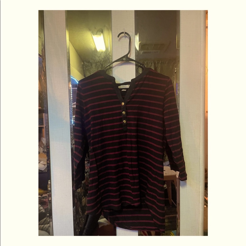 cute burgendi and black long sleeve shirt! size medium. very good condition!